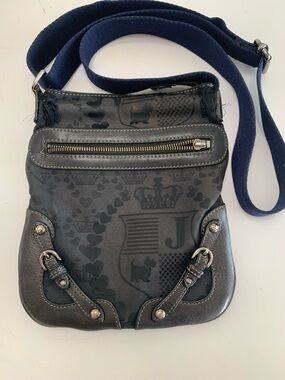 Juicy Couture Y2K Leather trim Black Crest Crossbody Bag w/ Navy SeatbeltStrap